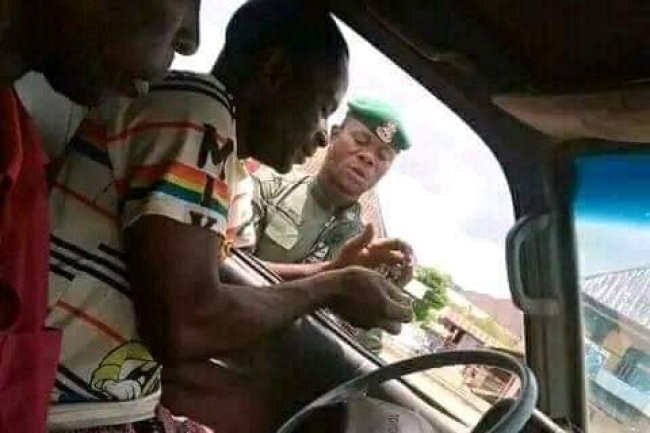 POLICEMAN CAPTURED COLLECTING MONEY FROM BUSES, KEKE RIDERS IN EBONYI STATE 
