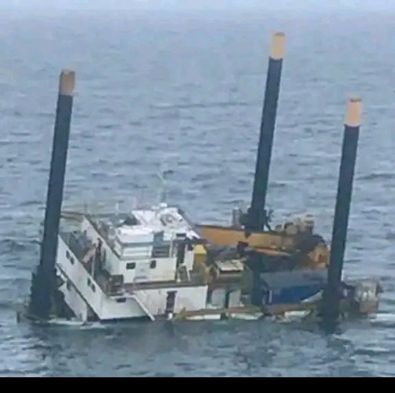 ONE DEAD AS JACK-UP BARGE SINKS IN ESCRAVOS