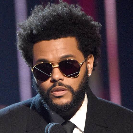 THE WEEKND LOSES HIS VOICE TWO SONGS INTO HIS CONCERT 