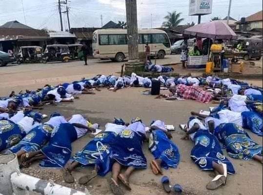 GROUP OF CHURCH WOMEN SEEN LYING ON THE ROAD IN UMUAHIA PRAYING TO GOD FOR GOOD LEADERS