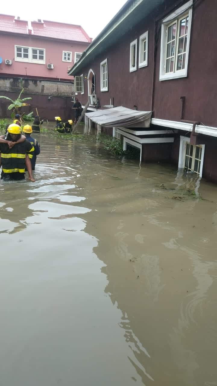 VICTIMS RESCUED AS LAGOS BUILDING SINKS