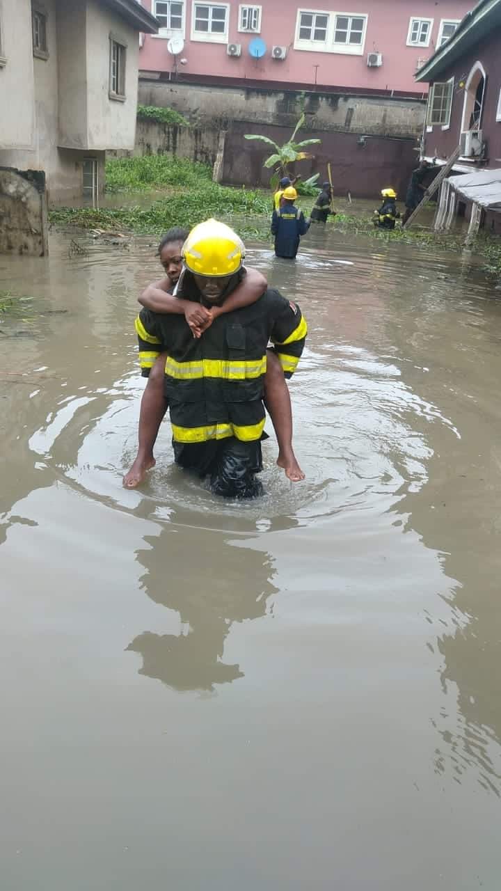 VICTIMS RESCUED AS LAGOS BUILDING SINKS