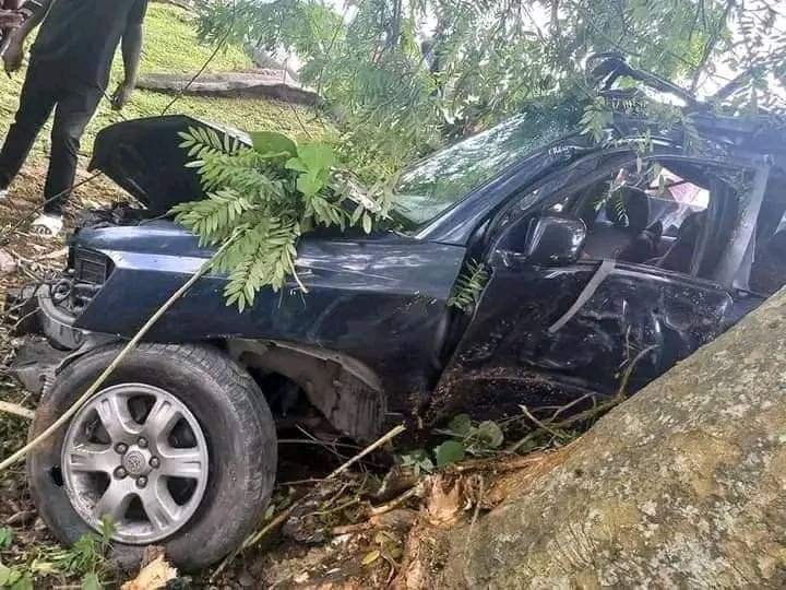 UNIDENTIFIED LADY INVOLVED IN AN AUTO CRASH IN CALABAR WHILE CATCHING HER HUSBAND WITH ANOTHER WOMAN