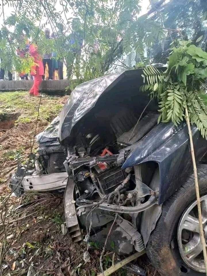 UNIDENTIFIED LADY INVOLVED IN AN AUTO CRASH IN CALABAR WHILE CATCHING HER HUSBAND WITH ANOTHER WOMAN