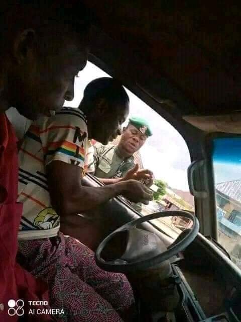 POLICEMAN CAPTURED COLLECTING MONEY FROM BUSES, KEKE RIDERS IN EBONYI STATE 