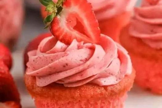 SWEET STRAWBERRY CUPCAKES 