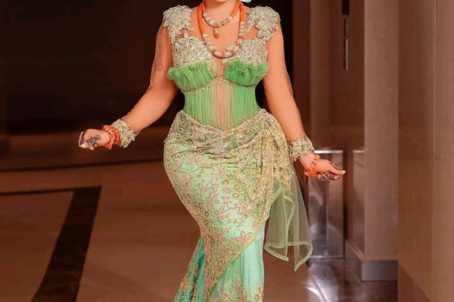 5 PICTURES THAT SHOWS TONTO DIKEH LOVES ANKARA FASHION