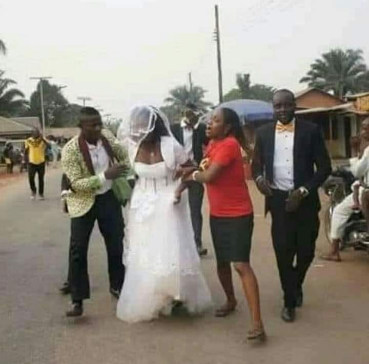 DRAMA AS WOMAN RUNS AWAY FROM HER WEDDING VENUE AFTER REALISING THAT HER HUSBAND-TO-BE IS NOT A CHEVRON STAFF