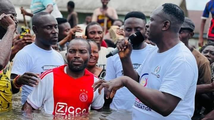 NIGERIAN PASTOR, PROPHET JEREMIAH SWIM TO REACH FLOOD VICTIMS, DONATES MILLIONS OF NAIRA TO THEM 