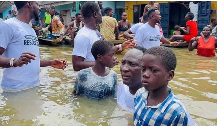 NIGERIAN PASTOR, PROPHET JEREMIAH SWIM TO REACH FLOOD VICTIMS, DONATES MILLIONS OF NAIRA TO THEM 