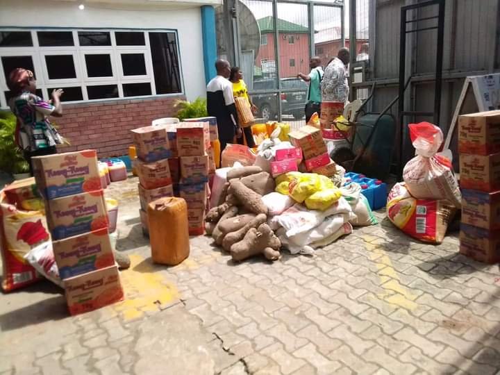 PASTOR DAVID IBIYEOMIE, DONATES FOOD STUFFS TO FLOOD VICTIMS IN BAYELSA STATE 