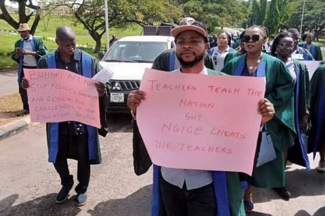HALF PAY: FUNAAB LECTURERS STAGE A PROTEST 
