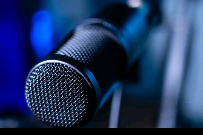 8 PSYCHOLOGY HACKS TO EXCEL AT PUBLIC SPEAKING