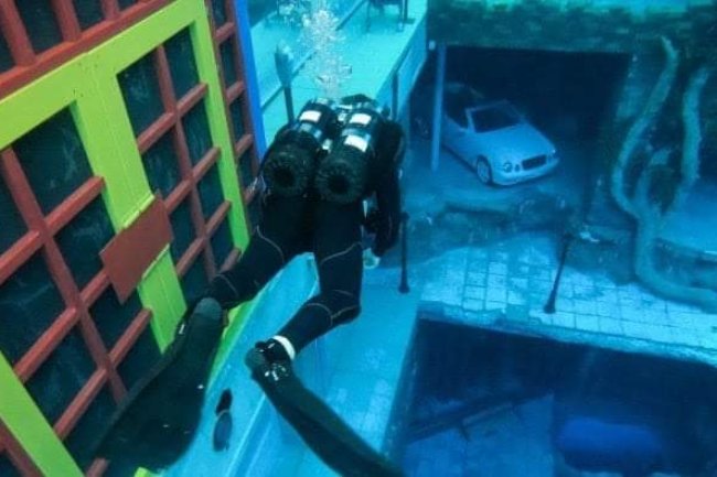 AMAZING INFRASTRUCTURE: MEET THE WORLD'S DEEPEST SWIMMING POOL, THE DEEP DIVE DUBAI WITH AN UNDERWATER CITY BUILT IN IT 
