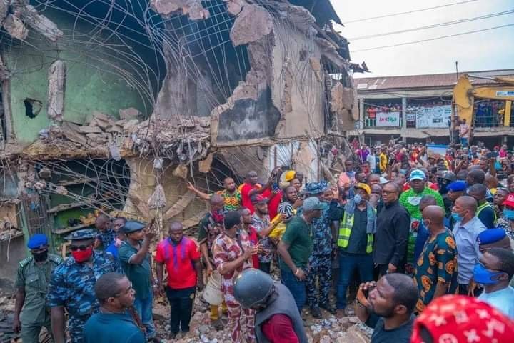 SEE HOW ONITSHA PEOPLE WELCOMED PETER AS HE VISITS SCENE OF THE FIRE EXPLOSION AT OGBO OGWU MARKET