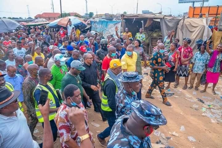 SEE HOW ONITSHA PEOPLE WELCOMED PETER AS HE VISITS SCENE OF THE FIRE EXPLOSION AT OGBO OGWU MARKET