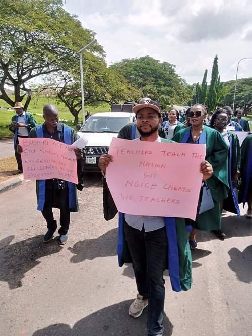 HALF PAY: FUNAAB LECTURERS STAGE A PROTEST 