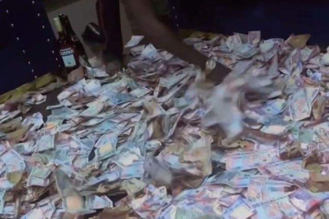 PORTABLE EXCITED OVER CASH FANS SPRAYED HIM AT SHOW