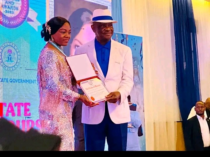 GOVERNOR WIKE GIVES HIS WIFE AN AWARD