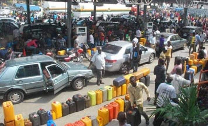 MOTORIST COLLAPSE, DIES IN FUEL QUEUE IN OYO STATE