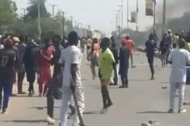 PHOTOS: ANGRY KANO RESIDENTS STONE BUHARI'S CONVOY, HELICOPTER 