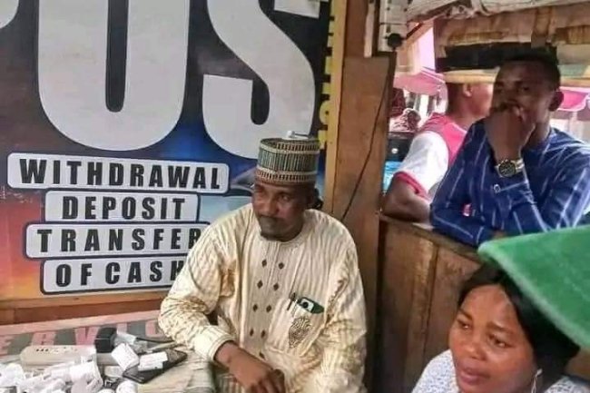MEET MALLAM UMAR, THE ONLY FAITHFUL POS OPERATOR IN NIGERIA AT THE MOMENT AS HE CHARGES 200 TO GIVE 5,000 NAIRA 