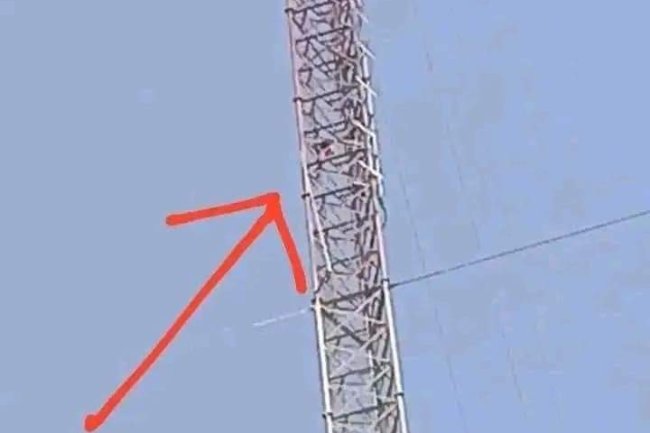 KANO STATE FIRE SERVICE ON WEDNESDAY RESCUED A 27-YEAR-OLD MAN THAT CLIMBED ONE VERY LONG ANTENNA BECAUSE OF N500,000 ‘MISS’ FROM HIS ACCOUNT