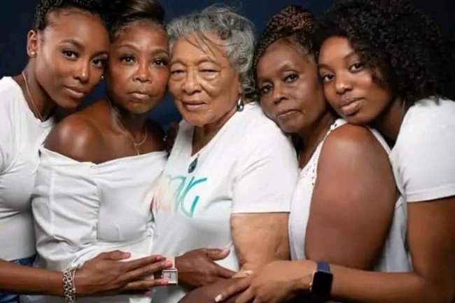 THIS 5-GENERATION FAMILY PHOTO IS GOING VIRAL FOR OBVIOUS REASONS