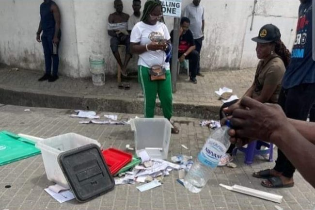 THUGS DISRUPT ELECTION AT OBA ELEGUSHI PALACE, BALLOT BOXES SNATCHED, LEKKI, LAGOS