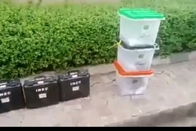 INEC OFFICIALS ABANDON ELECTION MATERIALS IN ANAMBRA POLLING UNIT 