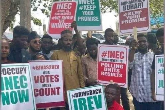 BREAKING: YOUTHS PROTEST AT THE NATIONAL COLLATION CENTRE, ABUJA 
