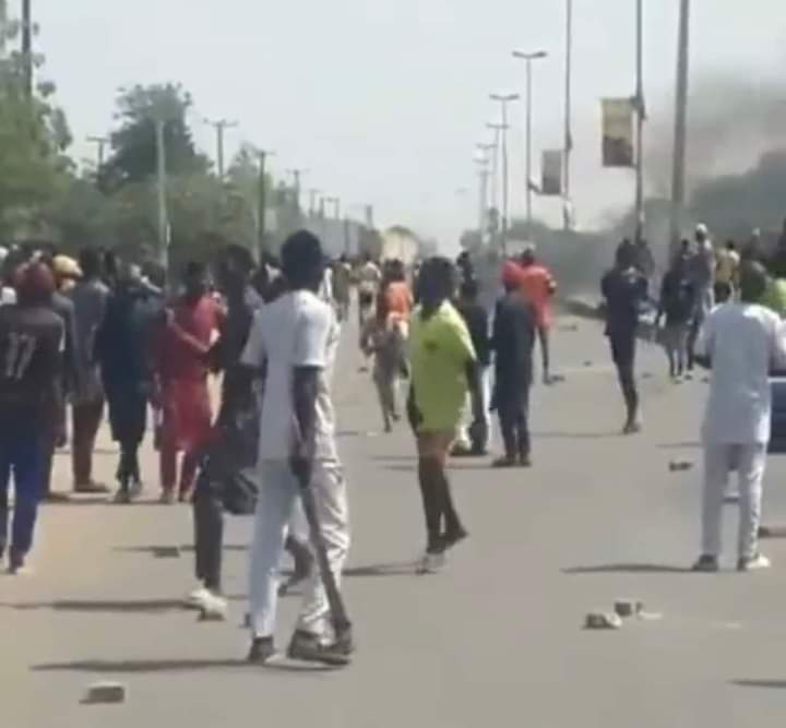 PHOTOS: ANGRY KANO RESIDENTS STONE BUHARI'S CONVOY, HELICOPTER 