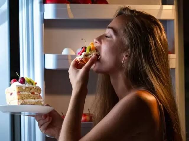 5 Effects of Eating Late At Night: No 3 will shock you!