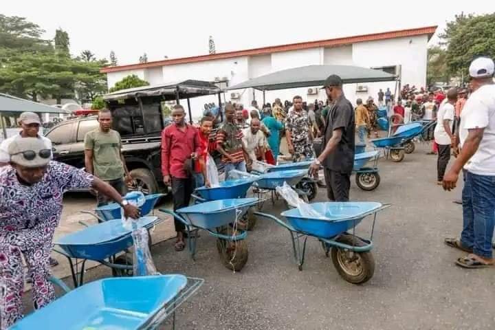 2023 ELECTIONS: ORJI UZOR KALU DISTRIBUTES BARROW, OTHER FARMING ITEMS TO HIS COMMUNITY