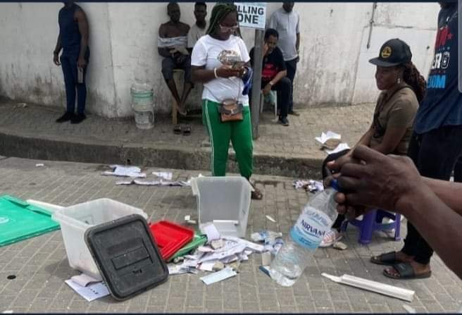 THUGS DISRUPT ELECTION AT OBA ELEGUSHI PALACE, BALLOT BOXES SNATCHED, LEKKI, LAGOS