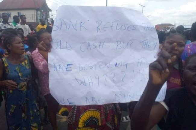 PHOTOS: BAYELSA RESIDENTS PROTEST REJECTION OF OLD N500, N1,000 NOTES