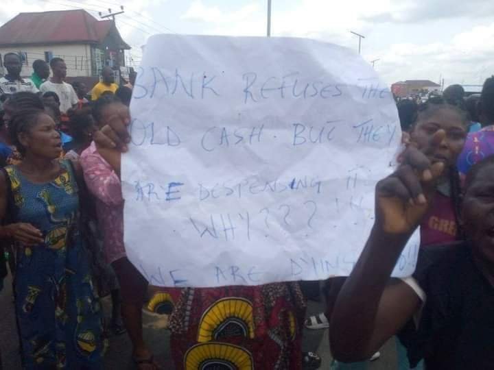 PHOTOS: BAYELSA RESIDENTS PROTEST REJECTION OF OLD N500, N1,000 NOTES