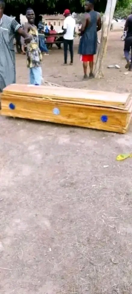 PHOTOS: FAMILY REJECTS CASKET BROUGHT BY SON-IN-LAW FOR MOTHER-IN-LAW’S BURIAL, SAYS NOT BEAUTIFUL