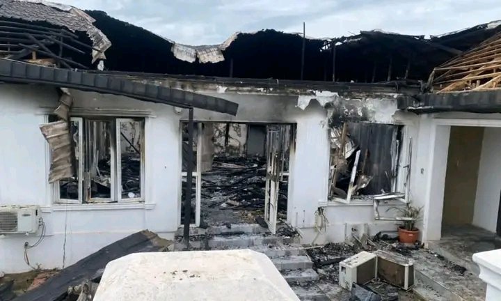 OONI OF IFE'S PALACE GUTTED BY FIRE