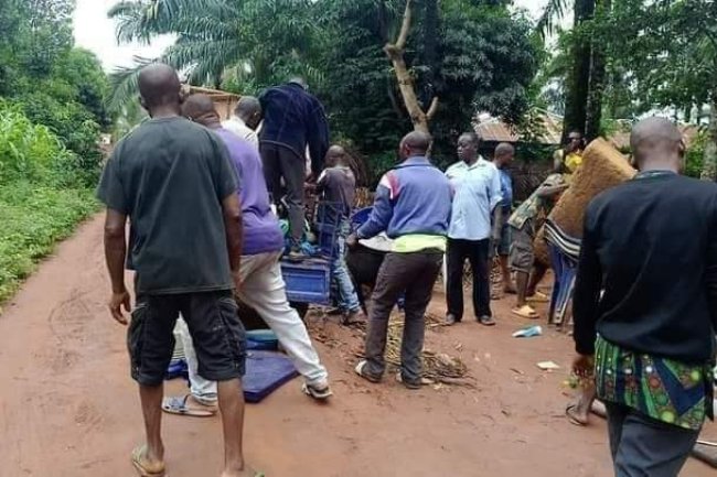PHOTOS: WOMAN BANISHED FROM ENUGU COMMUNITY FOR ALLEGEDLY CHEATING ON Her HUSBAND