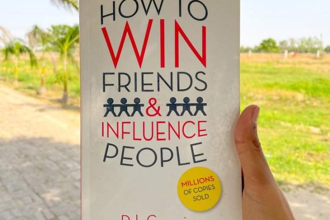 10 LESSONS FROM DALE CARNEGIE'S BOOK "HOW TO WIN FRIENDS AND INFLUENCE PEOPLE"