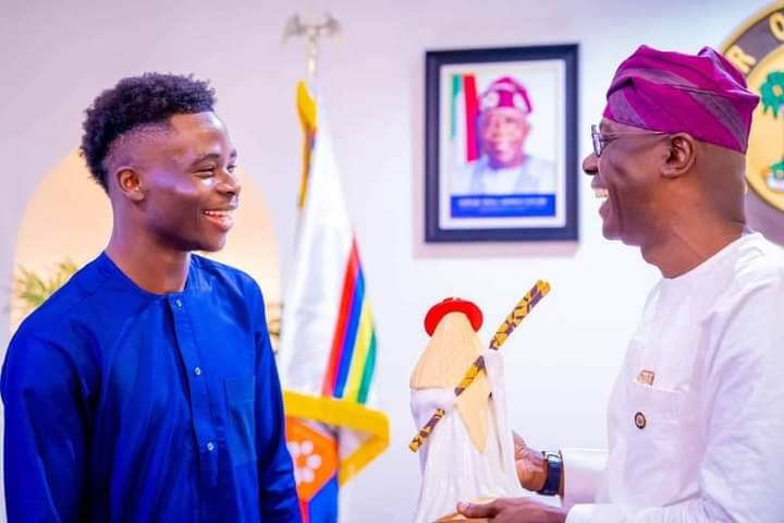 PHOTOS: SANWO-OLU HOSTS ARSENAL STAR, BUKAYO SAKA; GETS SIGNED JERSEY