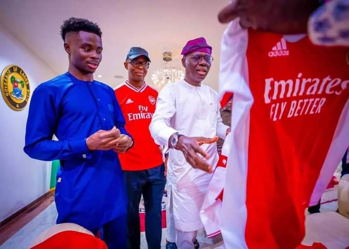 PHOTOS: SANWO-OLU HOSTS ARSENAL STAR, BUKAYO SAKA; GETS SIGNED JERSEY