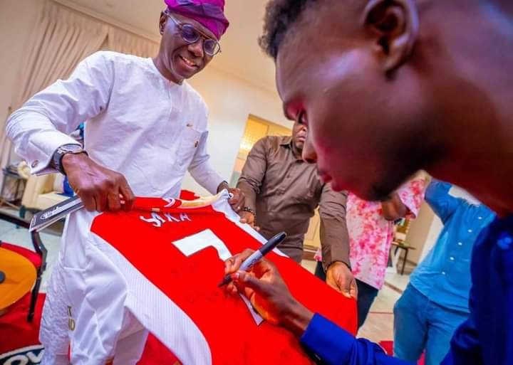 PHOTOS: SANWO-OLU HOSTS ARSENAL STAR, BUKAYO SAKA; GETS SIGNED JERSEY