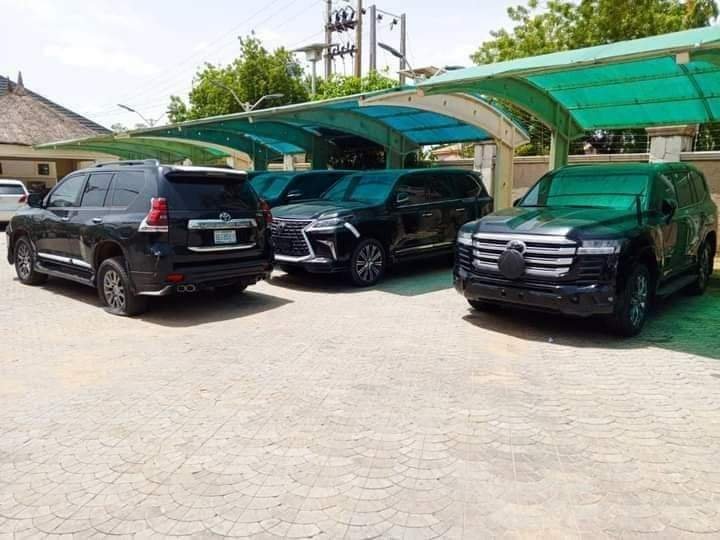 PHOTOS: NIGERIAN POLICE RECOVER OVER 40 GOVERNMENT VEHICLES FROM ZAMFARA EX-GOVERNOR, MATAWALLE’S RESIDENCE