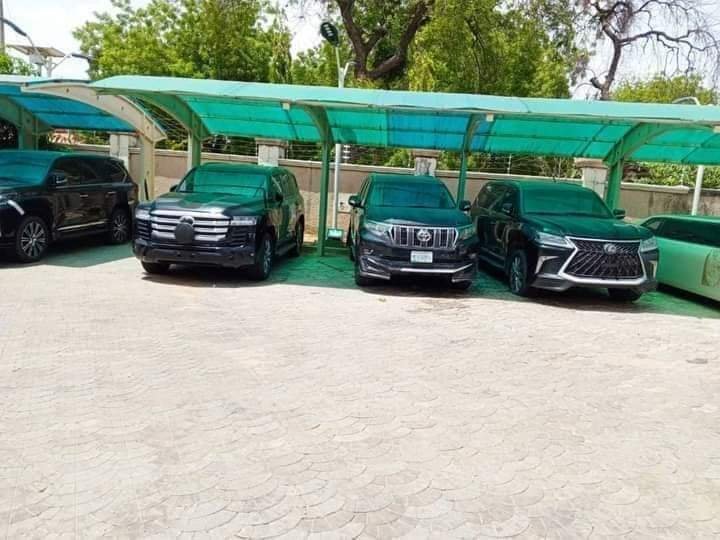 PHOTOS: NIGERIAN POLICE RECOVER OVER 40 GOVERNMENT VEHICLES FROM ZAMFARA EX-GOVERNOR, MATAWALLE’S RESIDENCE