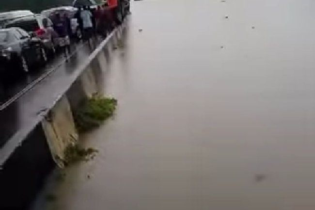 VIDEO: TRAVELLERS LAMENT AS FLOOD TAKES OVER SECTION OF LAGOS-BENIN EXPRESSWAY 