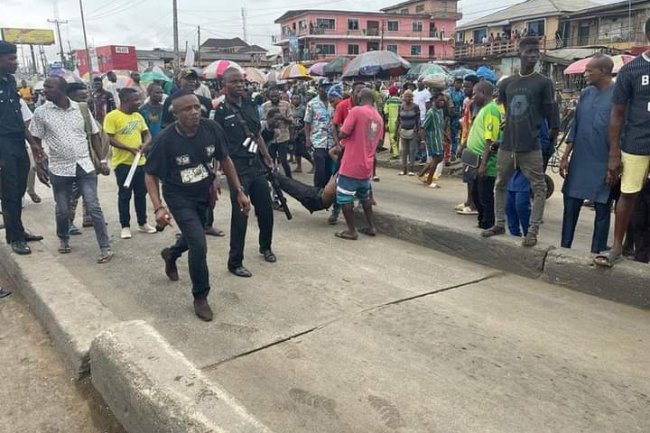 MOB BEATS LAGOS POLICEMAN UNCONSCIOUS FOR PUSHING MAN INTO BRT LANE