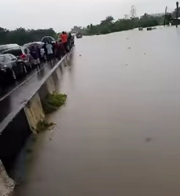 VIDEO: TRAVELLERS LAMENT AS FLOOD TAKES OVER SECTION OF LAGOS-BENIN EXPRESSWAY 