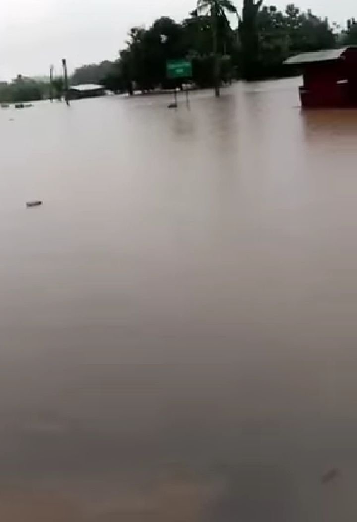 VIDEO: TRAVELLERS LAMENT AS FLOOD TAKES OVER SECTION OF LAGOS-BENIN EXPRESSWAY 